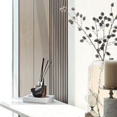 Console and styling, from the entrance photo