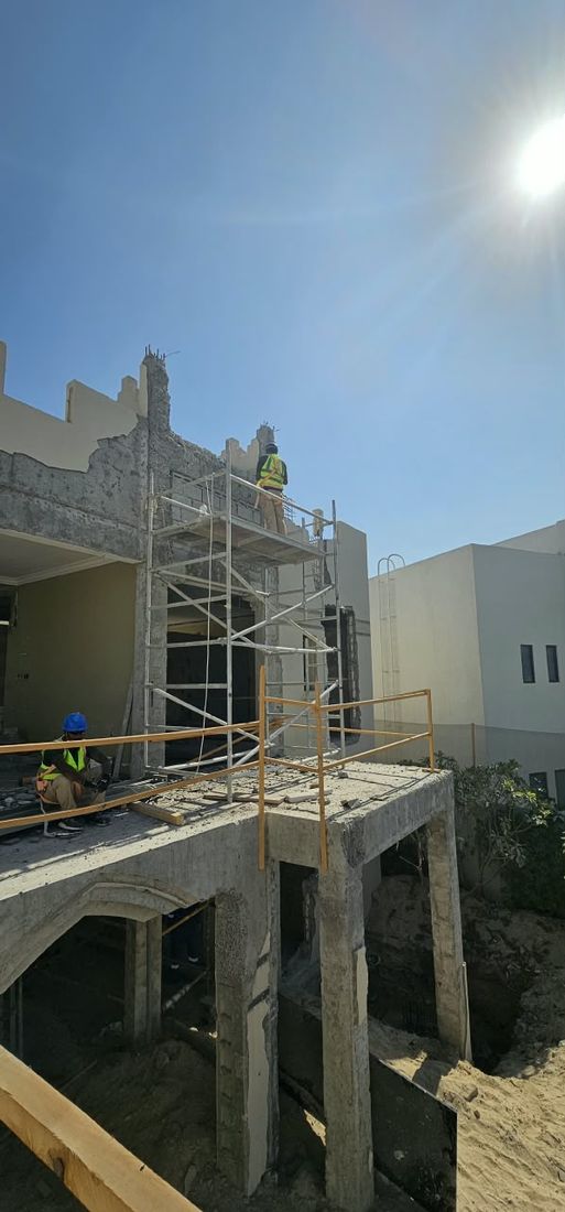 Construction at Cluster 39, Villa 3: Fajr site team on the scaffold and first-floor slab