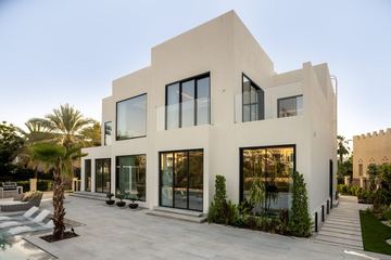 Photograph: the villa and the pool, the finished villa, Cluster 39, Villa 1, Jumeirah Islands, by Fajr Interiors