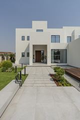 Photograph: the entrance path, the finished villa, Cluster 39, Villa 1, Jumeirah Islands, by Fajr Interiors